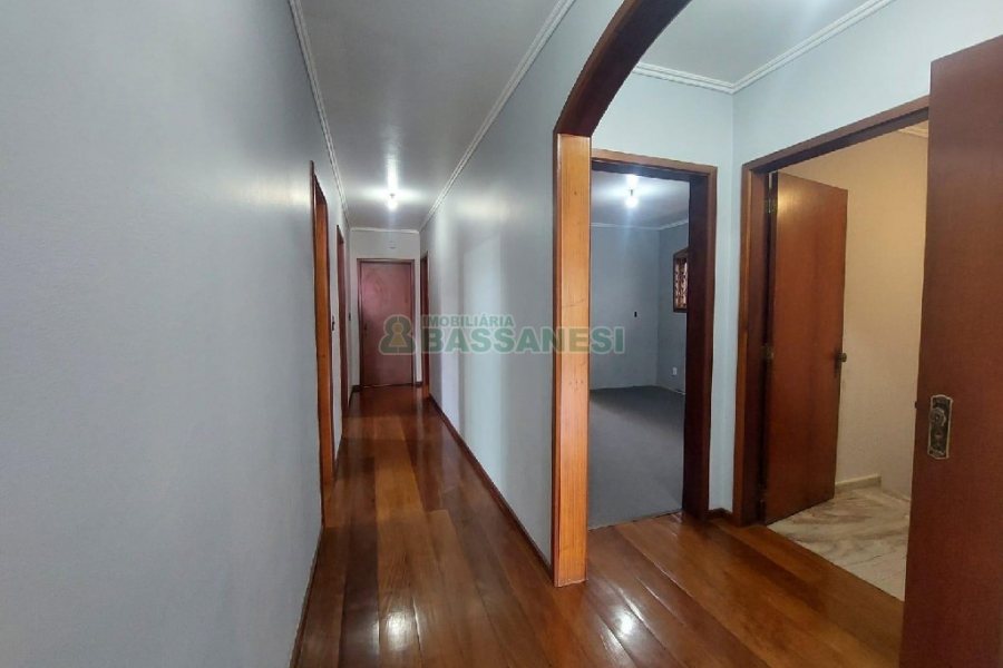 Casa Comercial com 280m², 3 dormitórios, 2 vagas, no bairro Cinqüentenário em Caxias do Sul para Alugar