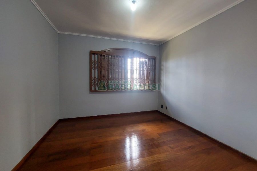 Casa Comercial com 280m², 3 dormitórios, 2 vagas, no bairro Cinqüentenário em Caxias do Sul para Alugar
