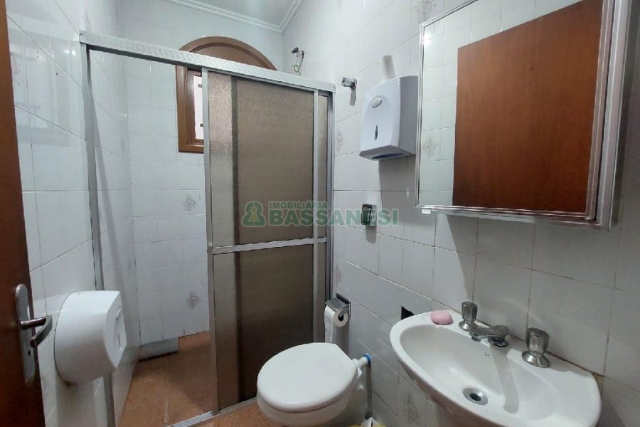 Casa Comercial com 280m², 3 dormitórios, 2 vagas, no bairro Cinqüentenário em Caxias do Sul para Alugar