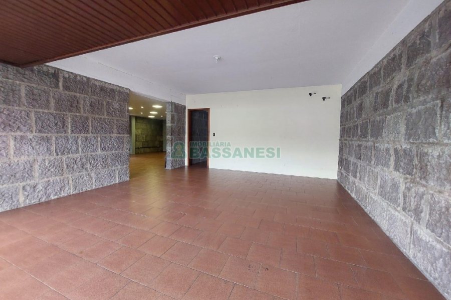 Casa Comercial com 280m², 3 dormitórios, 2 vagas, no bairro Cinqüentenário em Caxias do Sul para Alugar