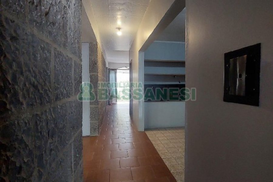 Casa Comercial com 280m², 3 dormitórios, 2 vagas, no bairro Cinqüentenário em Caxias do Sul para Alugar