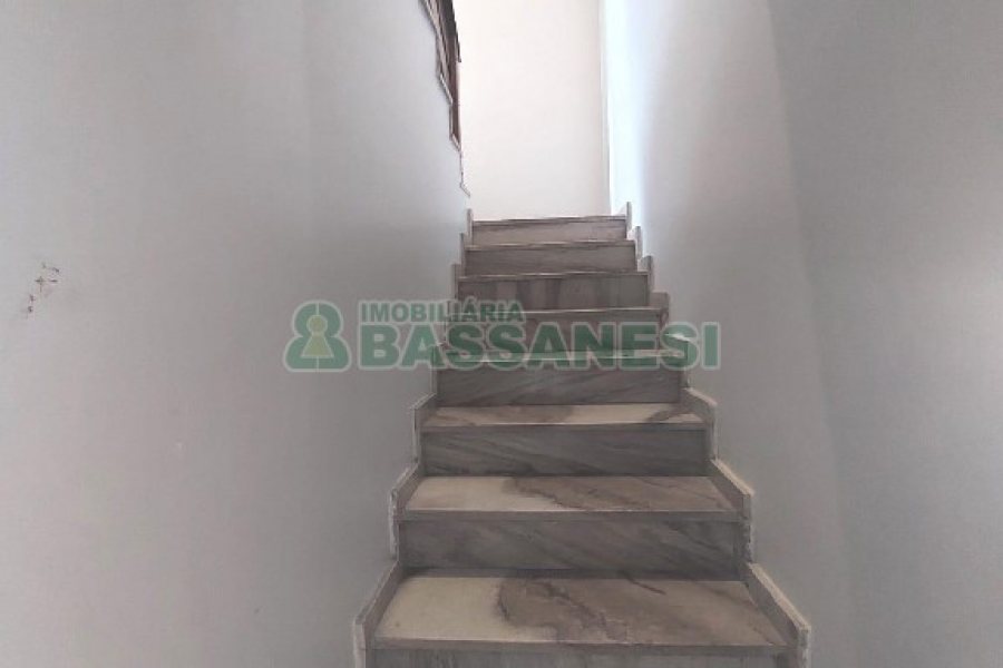 Casa Comercial com 280m², 3 dormitórios, 2 vagas, no bairro Cinqüentenário em Caxias do Sul para Alugar