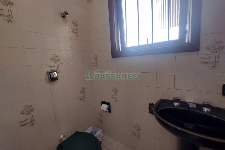 Casa Comercial com 280m², 3 dormitórios, 2 vagas, no bairro Cinqüentenário em Caxias do Sul para Alugar