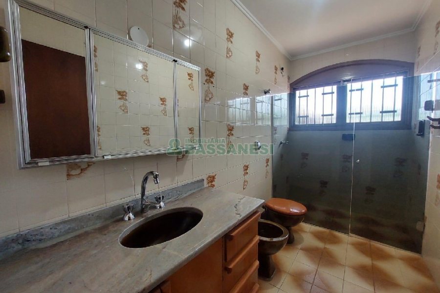 Casa Comercial com 280m², 3 dormitórios, 2 vagas, no bairro Cinqüentenário em Caxias do Sul para Alugar