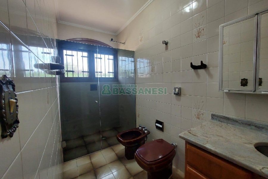 Casa Comercial com 280m², 3 dormitórios, 2 vagas, no bairro Cinqüentenário em Caxias do Sul para Alugar