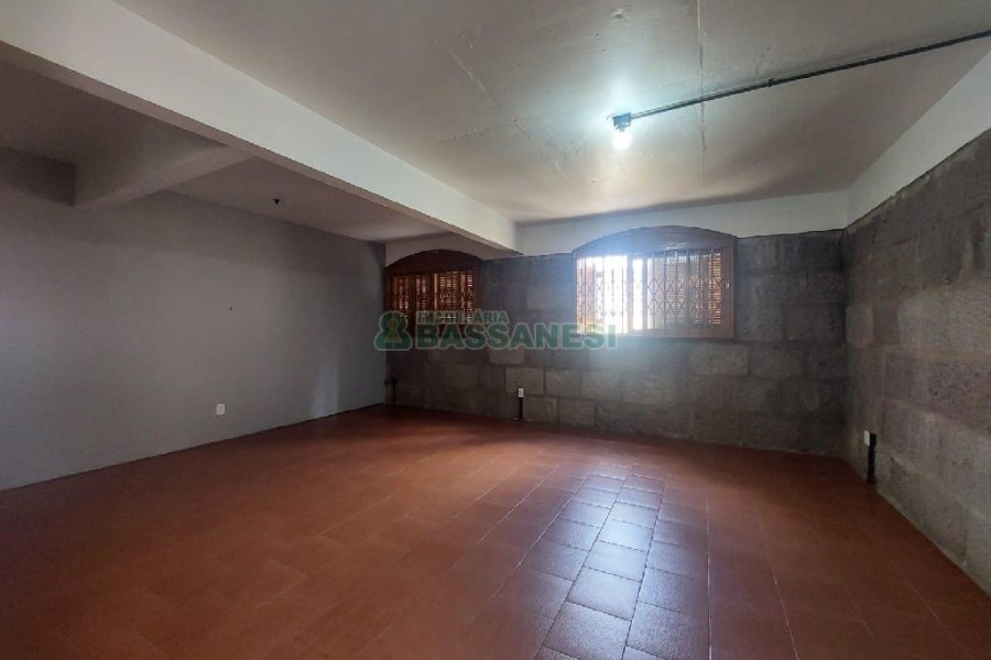 Casa Comercial com 280m², 3 dormitórios, 2 vagas, no bairro Cinqüentenário em Caxias do Sul para Alugar
