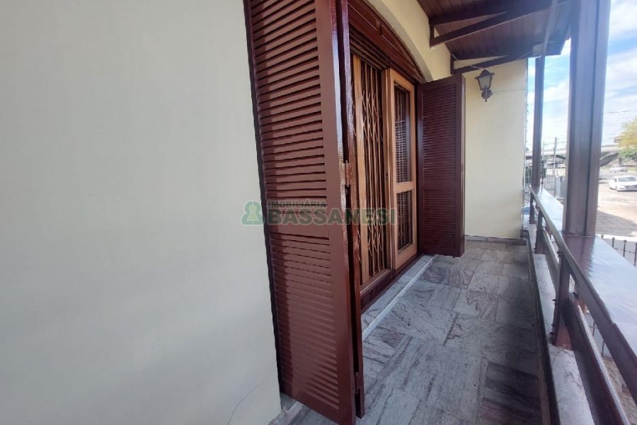 Casa Comercial com 280m², 3 dormitórios, 2 vagas, no bairro Cinqüentenário em Caxias do Sul para Alugar