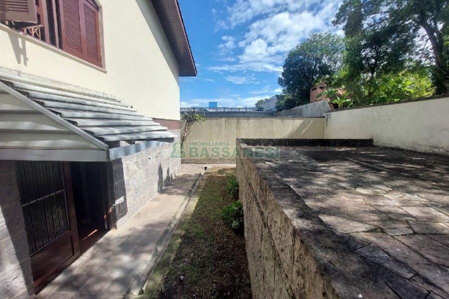 Casa Comercial com 280m², 3 dormitórios, 2 vagas, no bairro Cinqüentenário em Caxias do Sul para Alugar