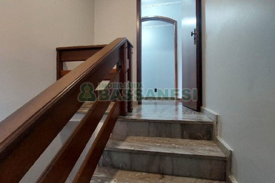 Casa Comercial com 280m², 3 dormitórios, 2 vagas, no bairro Cinqüentenário em Caxias do Sul para Alugar