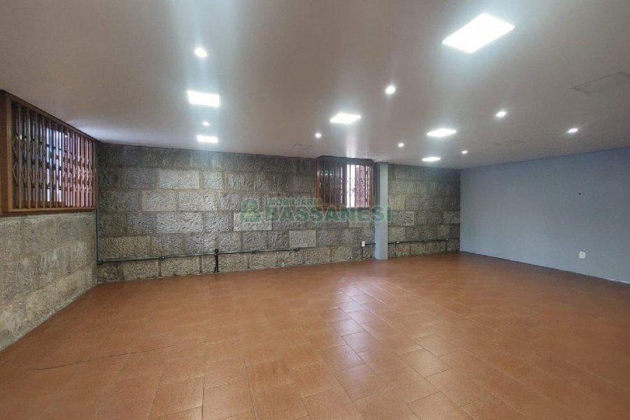 Casa Comercial com 280m², 3 dormitórios, 2 vagas, no bairro Cinqüentenário em Caxias do Sul para Alugar