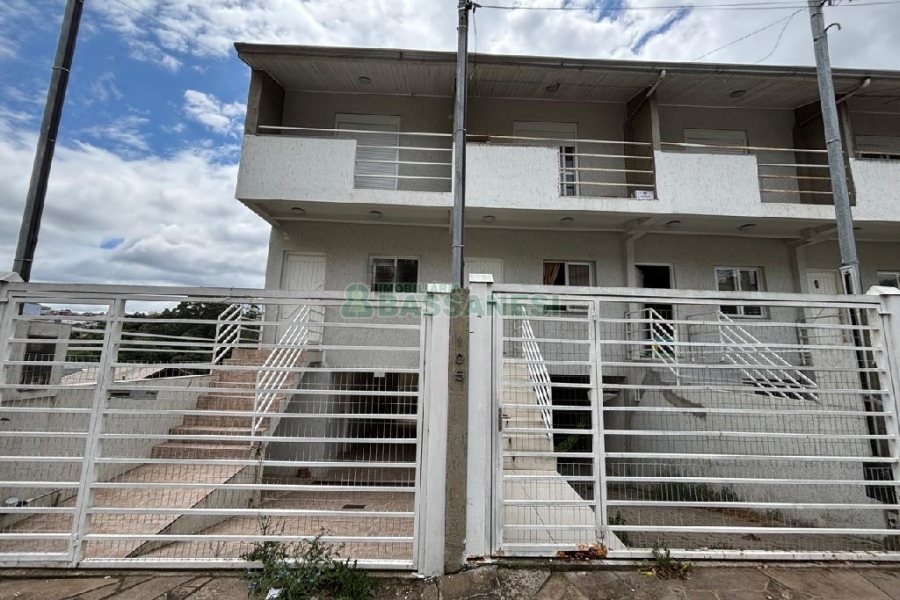 Casa com 96m², 2 dormitórios, 1 vaga, no bairro Charqueadas em Caxias do Sul para Alugar