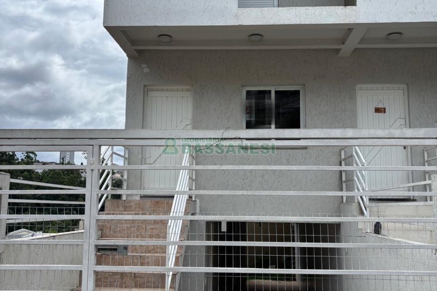 Casa com 96m², 2 dormitórios, 1 vaga, no bairro Charqueadas em Caxias do Sul para Alugar