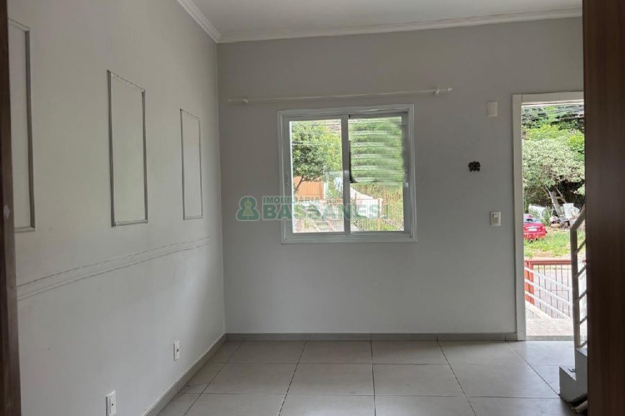 Casa com 96m², 2 dormitórios, 1 vaga, no bairro Charqueadas em Caxias do Sul para Alugar