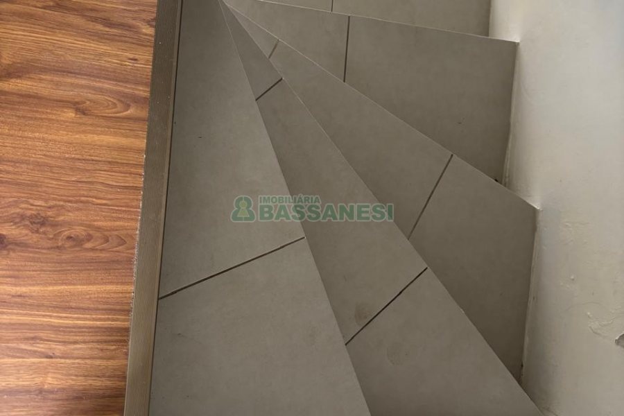 Casa com 96m², 2 dormitórios, 1 vaga, no bairro Charqueadas em Caxias do Sul para Alugar