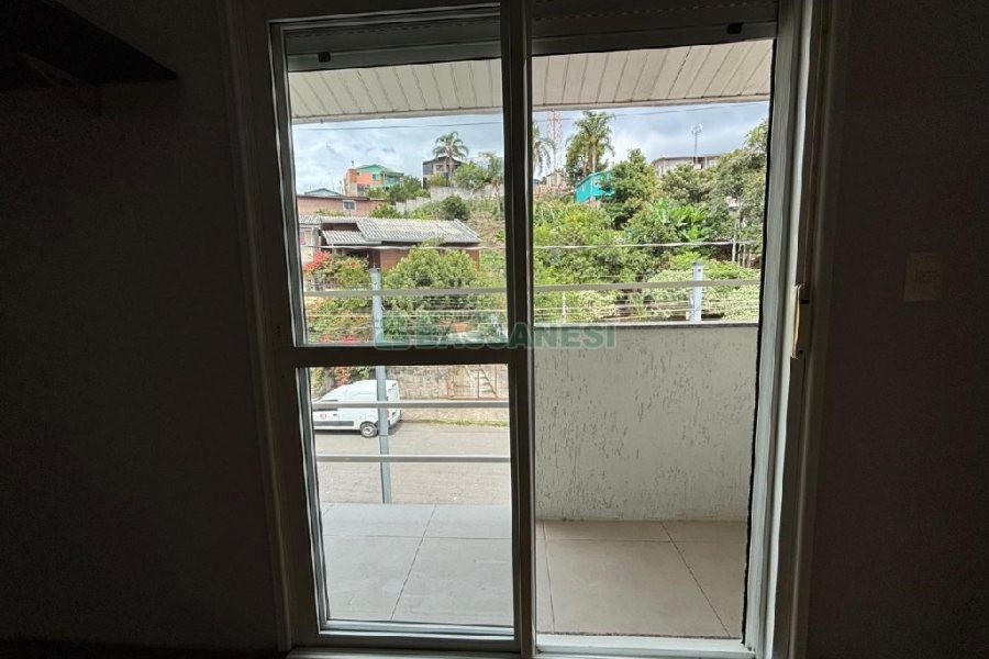 Casa com 96m², 2 dormitórios, 1 vaga, no bairro Charqueadas em Caxias do Sul para Alugar