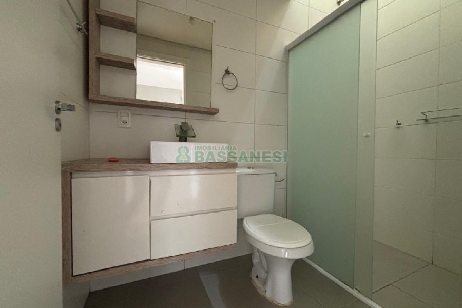 Casa com 96m², 2 dormitórios, 1 vaga, no bairro Charqueadas em Caxias do Sul para Alugar