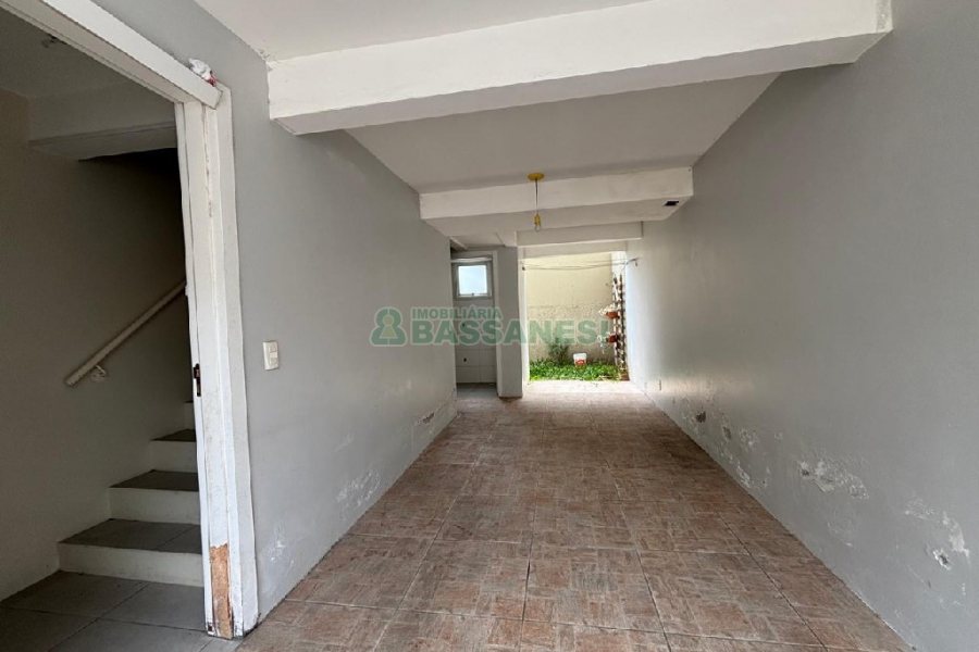 Casa com 96m², 2 dormitórios, 1 vaga, no bairro Charqueadas em Caxias do Sul para Alugar