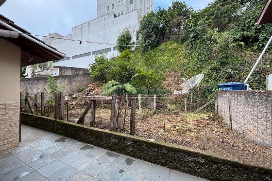 Casa com 150m², 3 dormitórios, 1 vaga, no bairro Desvio Rizzo em Caxias do Sul para Alugar