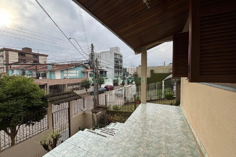 Casa com 150m², 3 dormitórios, 1 vaga, no bairro Desvio Rizzo em Caxias do Sul para Alugar