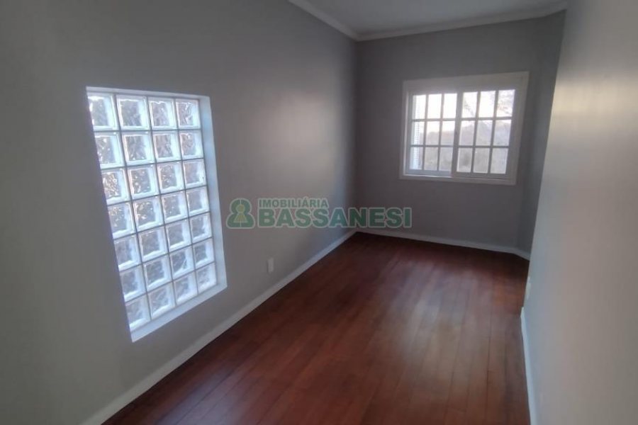 Casa com 148m², 3 dormitórios, 2 vagas, no bairro Santa Corona em Caxias do Sul para Comprar