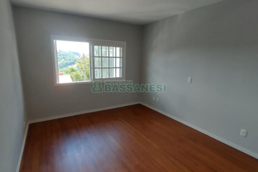 Casa com 148m², 3 dormitórios, 2 vagas, no bairro Santa Corona em Caxias do Sul para Comprar