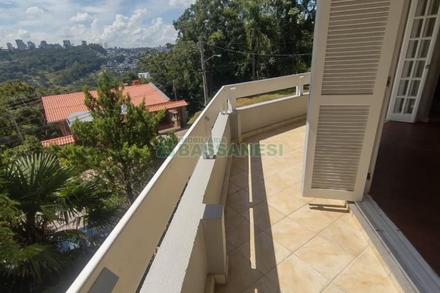 Casa com 148m², 3 dormitórios, 2 vagas, no bairro Santa Corona em Caxias do Sul para Comprar