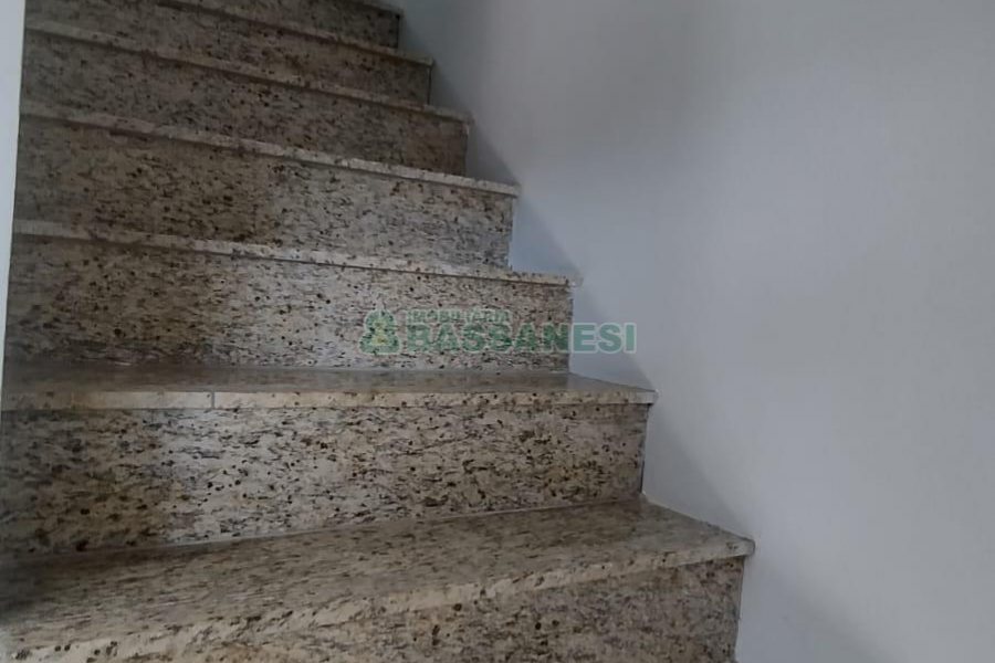 Casa com 148m², 3 dormitórios, 2 vagas, no bairro Santa Corona em Caxias do Sul para Comprar