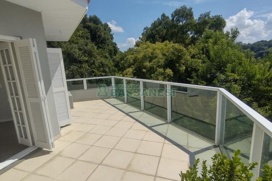 Casa com 148m², 3 dormitórios, 2 vagas, no bairro Santa Corona em Caxias do Sul para Comprar