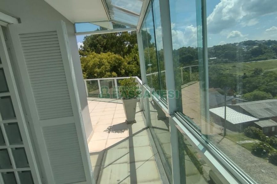 Casa com 148m², 3 dormitórios, 2 vagas, no bairro Santa Corona em Caxias do Sul para Comprar