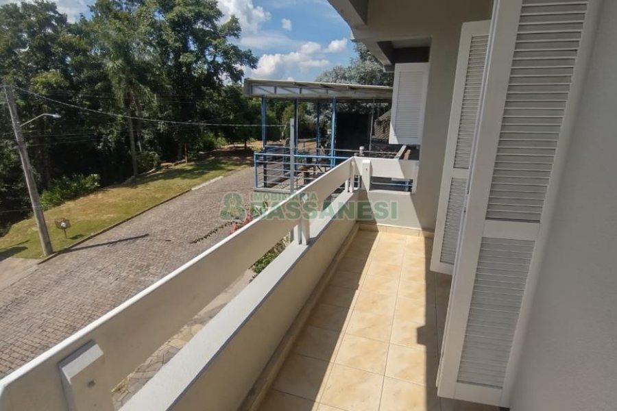 Casa com 148m², 3 dormitórios, 2 vagas, no bairro Santa Corona em Caxias do Sul para Comprar