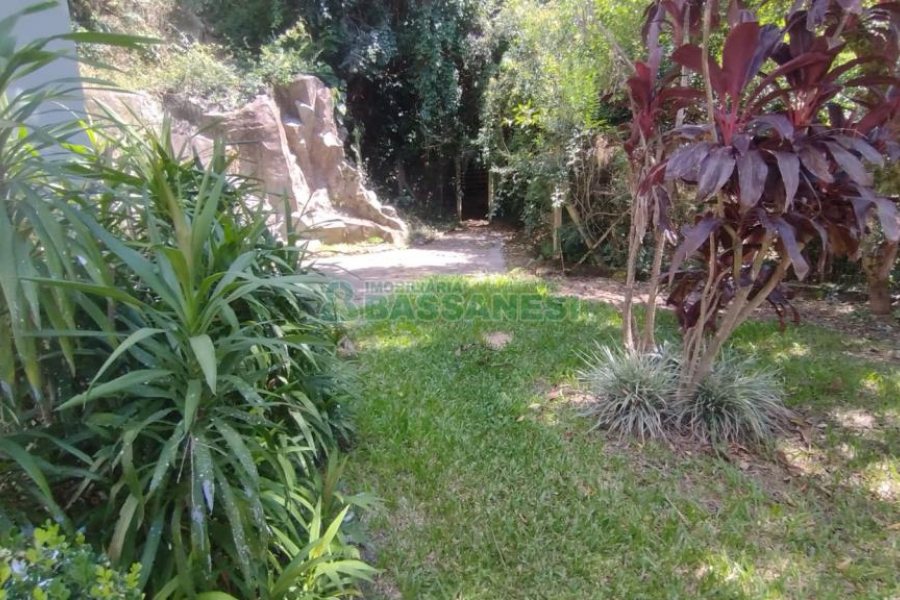 Casa com 148m², 3 dormitórios, 2 vagas, no bairro Santa Corona em Caxias do Sul para Comprar