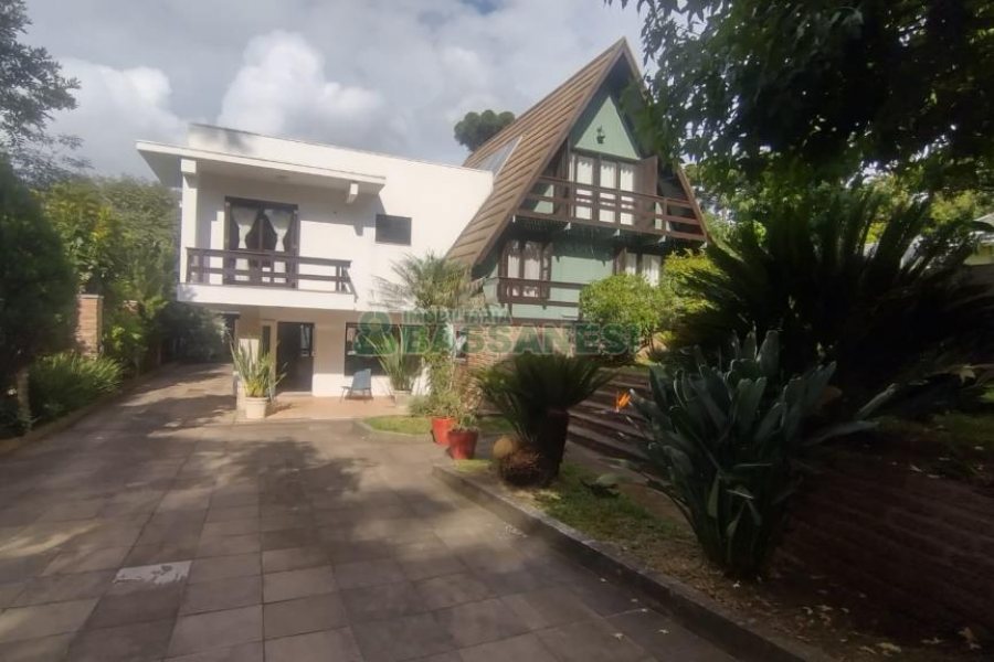 Casa com 301m², 6 dormitórios, 2 vagas, no bairro Ana Rech em Caxias do Sul para Comprar