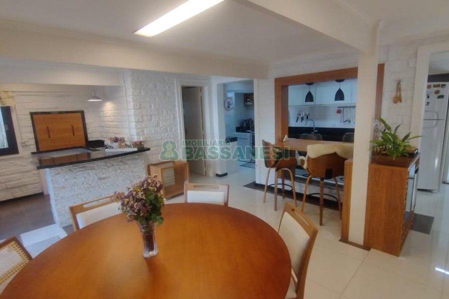 Casa com 301m², 6 dormitórios, 2 vagas, no bairro Ana Rech em Caxias do Sul para Comprar