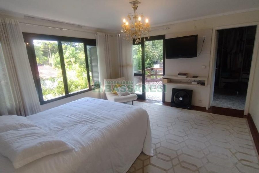 Casa com 301m², 6 dormitórios, 2 vagas, no bairro Ana Rech em Caxias do Sul para Comprar