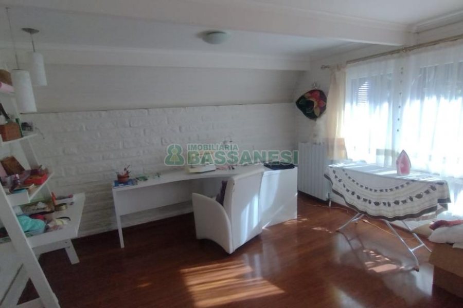 Casa com 301m², 6 dormitórios, 2 vagas, no bairro Ana Rech em Caxias do Sul para Comprar