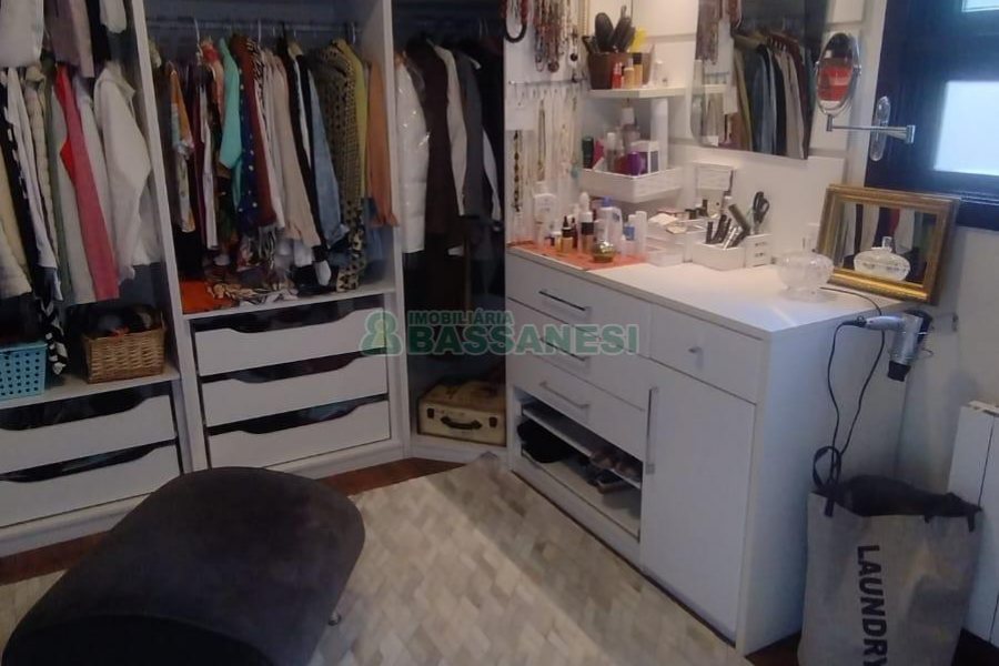 Casa com 301m², 6 dormitórios, 2 vagas, no bairro Ana Rech em Caxias do Sul para Comprar