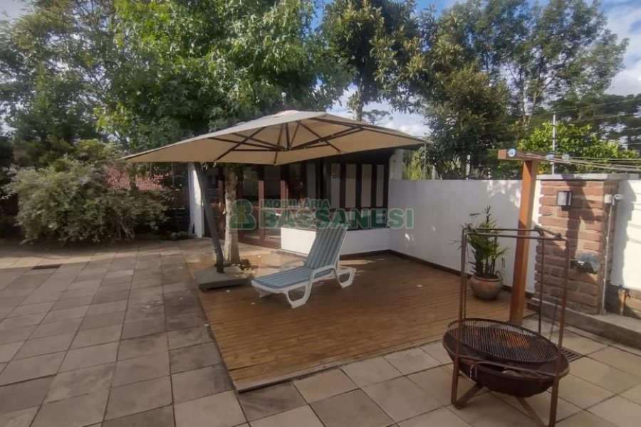 Casa com 301m², 6 dormitórios, 2 vagas, no bairro Ana Rech em Caxias do Sul para Comprar