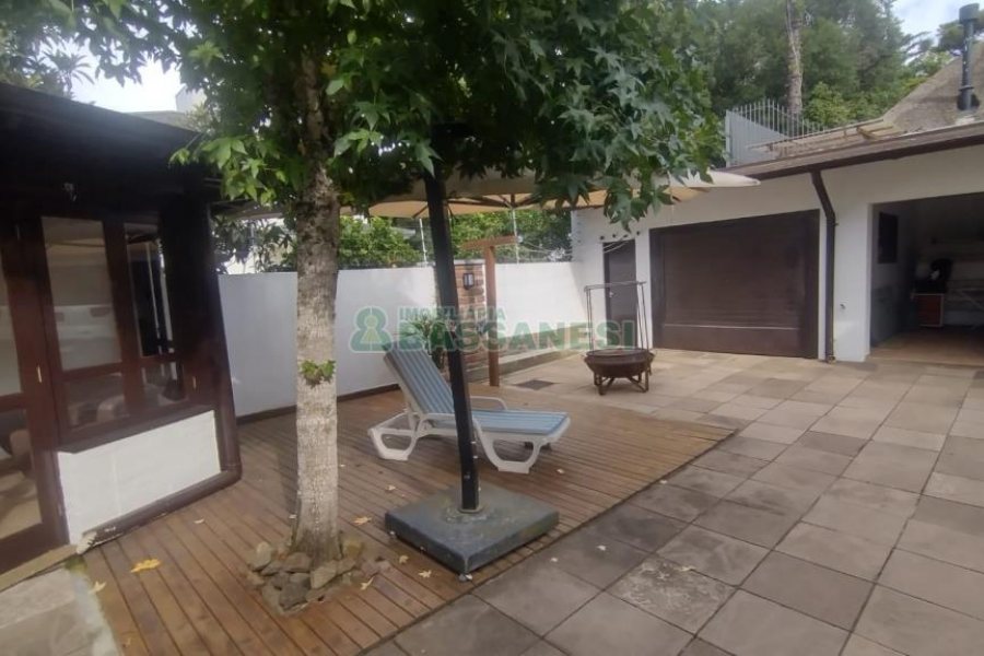 Casa com 301m², 6 dormitórios, 2 vagas, no bairro Ana Rech em Caxias do Sul para Comprar
