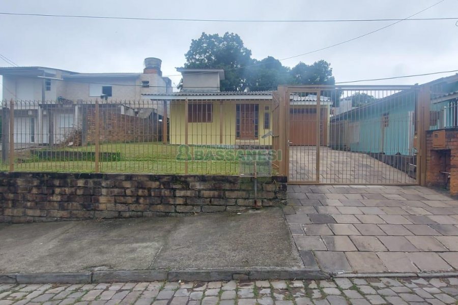 Casa com 78m², 2 dormitórios, 1 vaga, no bairro Charqueadas em Caxias do Sul para Alugar