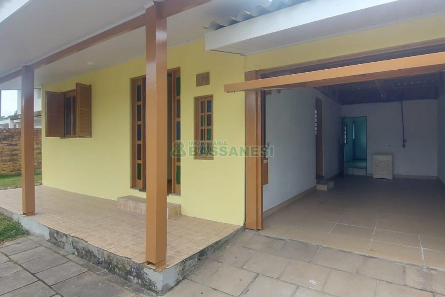 Casa com 78m², 2 dormitórios, 1 vaga, no bairro Charqueadas em Caxias do Sul para Alugar