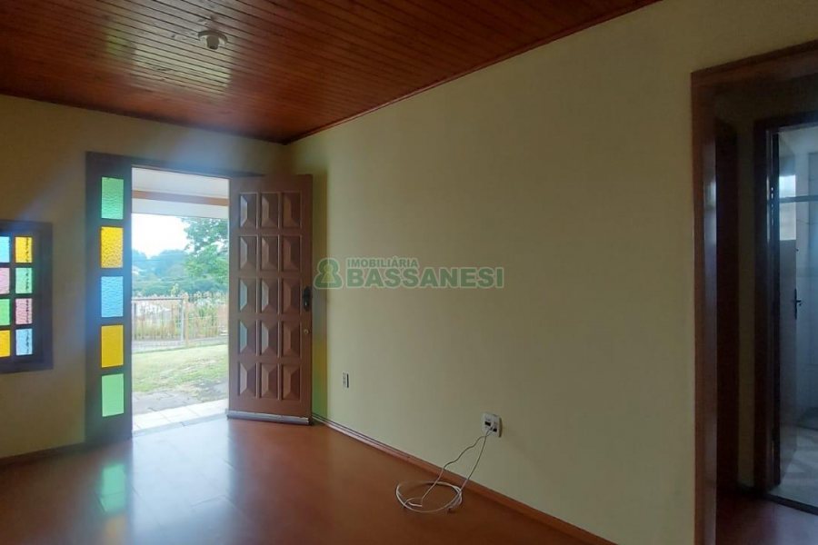 Casa com 78m², 2 dormitórios, 1 vaga, no bairro Charqueadas em Caxias do Sul para Alugar