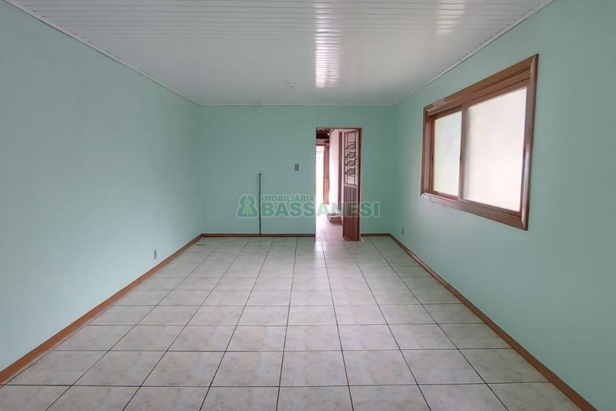 Casa com 78m², 2 dormitórios, 1 vaga, no bairro Charqueadas em Caxias do Sul para Alugar