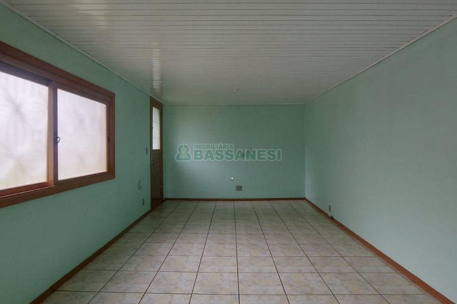 Casa com 78m², 2 dormitórios, 1 vaga, no bairro Charqueadas em Caxias do Sul para Alugar