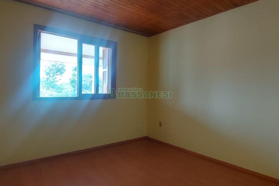 Casa com 78m², 2 dormitórios, 1 vaga, no bairro Charqueadas em Caxias do Sul para Alugar