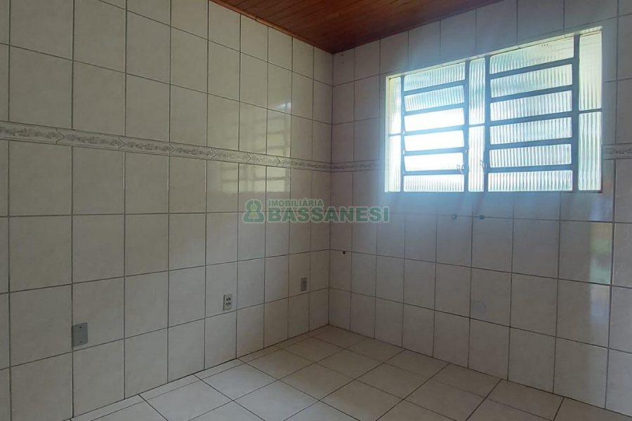 Casa com 78m², 2 dormitórios, 1 vaga, no bairro Charqueadas em Caxias do Sul para Alugar