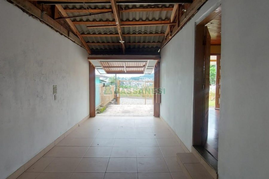 Casa com 78m², 2 dormitórios, 1 vaga, no bairro Charqueadas em Caxias do Sul para Alugar