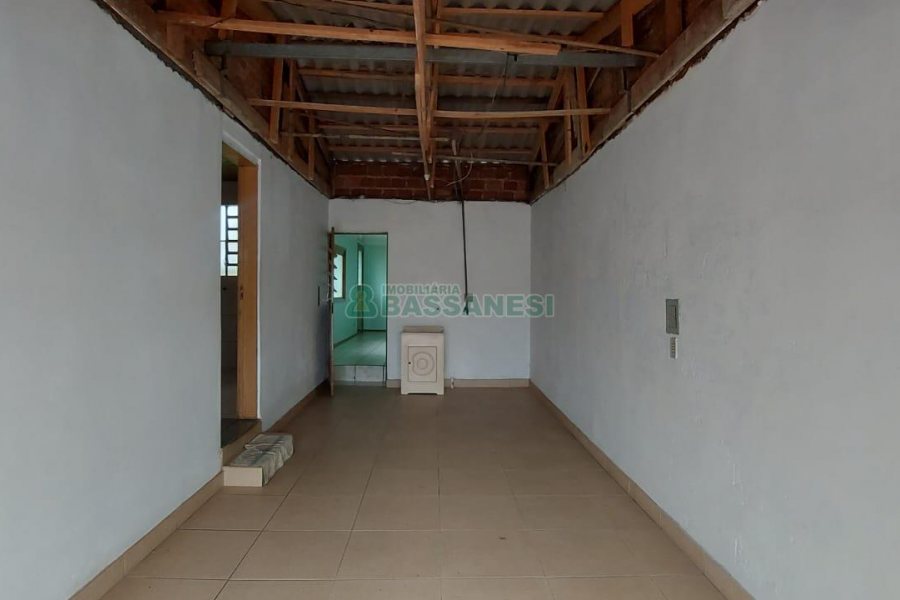 Casa com 78m², 2 dormitórios, 1 vaga, no bairro Charqueadas em Caxias do Sul para Alugar