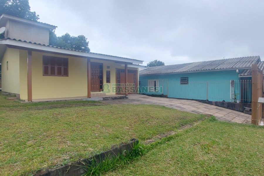 Casa com 78m², 2 dormitórios, 1 vaga, no bairro Charqueadas em Caxias do Sul para Alugar