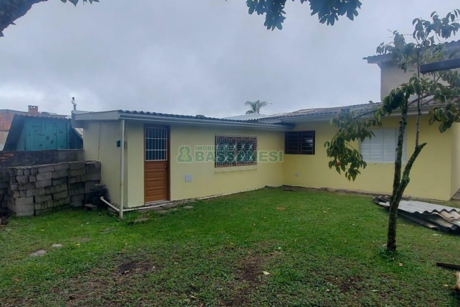 Casa com 78m², 2 dormitórios, 1 vaga, no bairro Charqueadas em Caxias do Sul para Alugar