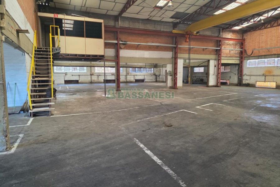 Pavilhão com 1100m², no bairro São José em Caxias do Sul para Alugar